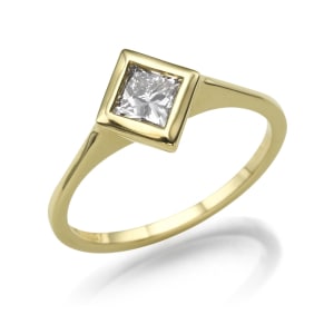 טבעת יהלומים דגם טבעת פרינסס הפוכה בצהוב
