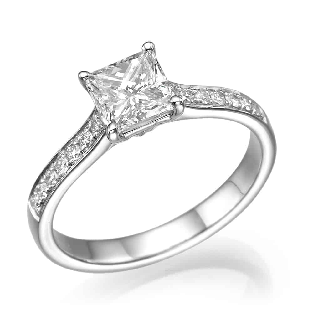 טבעת אירוסין - טבעת יהלומים - דגם טבעת פרינסס משובצת עם קטנות